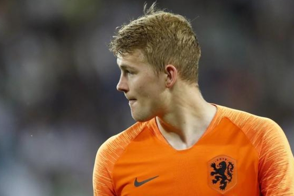 德弗里踢什么位置？