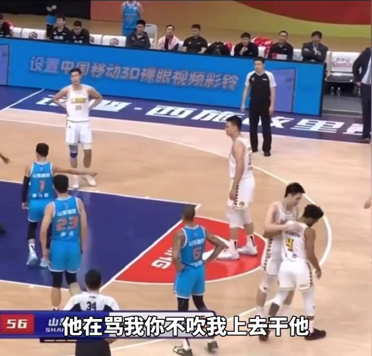 被庫克罵毛了？高詩巖對(duì)裁判說：他再罵我你不吹，我就上去干他?。ǜ咴妿r對(duì)新疆）