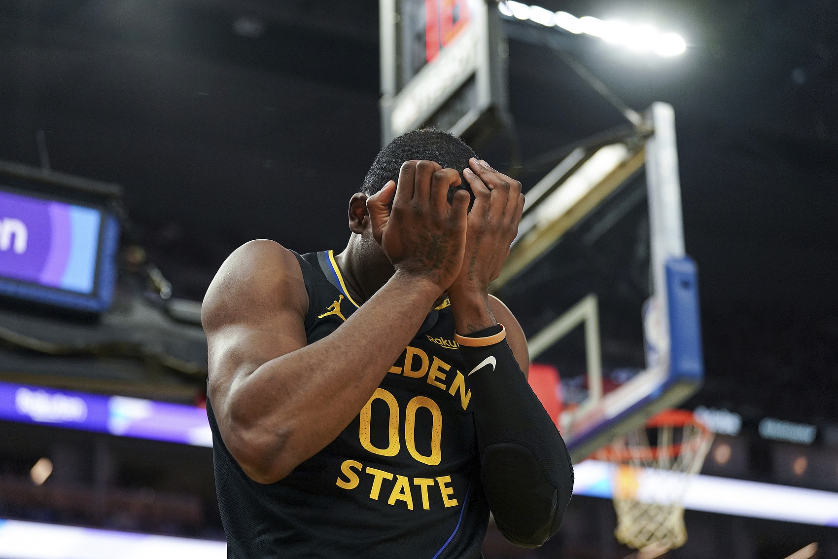 現(xiàn)在死了 勇士隊去年為庫賓加提供了五年 1.5億的合同 但被拒絕